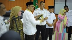 Bupati Solok, Capt. H. Epyardi Asda, M.Mar tandatangani kerja sama dengan Bupati Sijunjung, Benny Dwifa Yuswir di Kantor Bupati Muaro Sijunjung