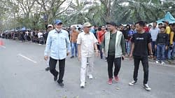 Bupati Asahan, H. Surya tutup Kejuaraan Drag Bike yang diadakan Ikatan Komunikasi Mahasiswa Asahan (IKMA) di Pabrik Benang Kisaran