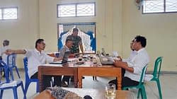 Serda Sugeng melaksanakan Komunikasi Sosial (Komsos) bersama beberapa orang Perangkat Desa di Kantor Desa Pekutatan