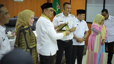 Bupati Solok, Capt. H. Epyardi Asda, M.Mar tandatangani kerja sama dengan Bupati Sijunjung, Benny Dwifa Yuswir di Kantor Bupati Muaro Sijunjung