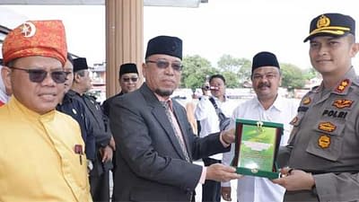 Sekda John Hardi Nasution dan Kakankemenag berikan cinderamata kepada tokoh kerukunan umat beragama dalam menjaga kondusivitas masyarakat tahun 2022 kepada Kapolres Asahan