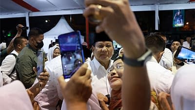 Prabowo Subianto disambut riuh emak-emak di Medan saat menghadiri undangan zikir dan doa bersama di Lapangan Benteng Kota Medan