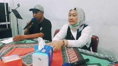 Hj. Dewi Sartika, SE Saat Pimpin Rapat  Penyusunan Program Kerja Relawan