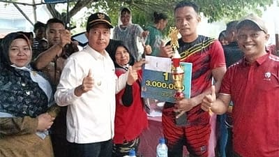 Wabup Pasbar, Risnawanto serahkan hadiah Turnamen Volley Ball Jambak Bersatu Cup II