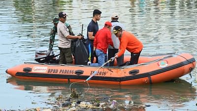 Wali Kota Padang, Hendri Septa pimpin para unsur pimpinan dan ASN bergotong-royong bersihkan sampah di bantaran Batang Arau