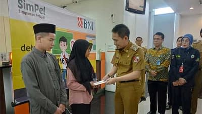 Wakil Bupati Lampung Utara, Ardian Saputra bersama pihak BPN Kabupaten setempat kembali menyerahkan buku sertifikat hak milik (SHM) milik masyarakat di dua desa yang ada di Kecamatan Abung Barat