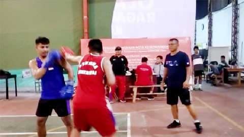 Efendi sedang melatih dua pelatih di Sasana Garuda Sakti Boxing Camp, Padang