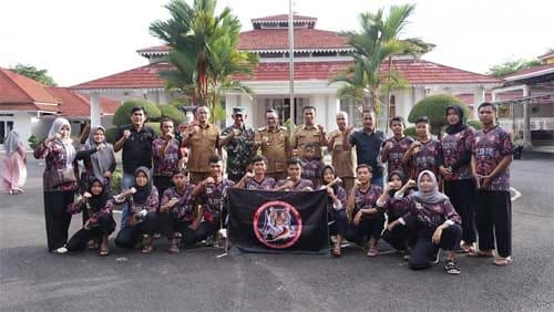 Eka Putra bersama Atlet Pencak Silat Tanah Datar yang akan berlaga di Kejurnas Pencak Silat Riau Championship