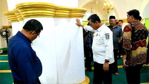 Ansar Ahmad saat meninjau progres terkini revitalisasi Masjid Raya Sultan Riau, Penyengat
