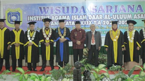 Asisten Perekonomian dan Pembangunan Drs. Muhili Lubis hadiri wisuda 81 lulusan Sarjana, bertempat di aula Institut Agama Islam DAAR Al Uluum (IAIDU) Asahan