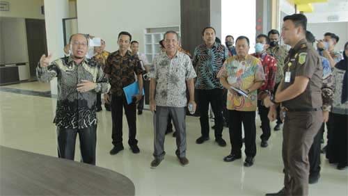 Sekretaris Daerah John Hardi Nasution didampingi Asisten Perekonomian dan Pembangunan meninjau proyek pembangunan Mall Pelayanan Publik (MPP) Kabupaten Asahan