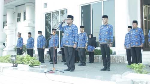 Sekdakab Asahan, John Hardi Nasution saat penyerahan SK 106 PNS Formasi 2019
