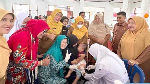 Ketua TP PKK Pasbar, Ny. Titi Tinjau Imunisasi Polio di Kecamatan Pasaman dan Luhak Nan Duo